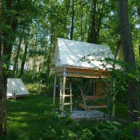 Tente 2 personnes - bivouac perché (sanitaires communs du camping)