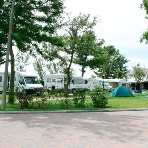 Stellplatz - Stellplatz + SERVICE AM STRAND (1 Sonnenschirm und 2 Liegestühle)