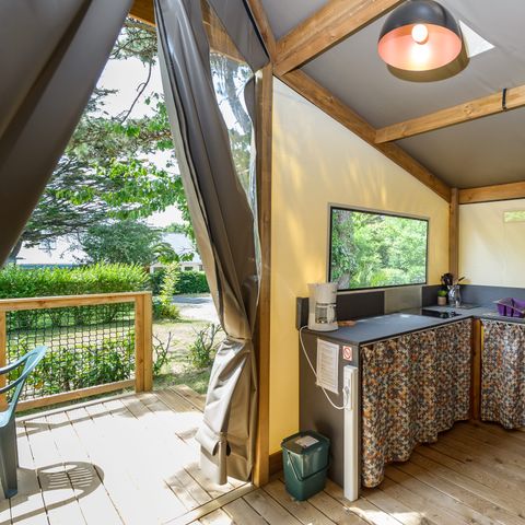 CANVAS AND WOOD TENT 4 people - Cabane d'Uther Confort 27m² (2 bedrooms) + semi-covered terrace 4 people