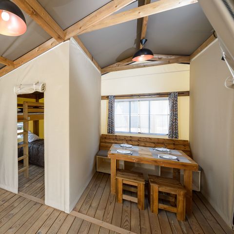 Safarizelt 4 Personen - Cabane d'Uther Confort 27m² (2 Zimmer) + halbüberdachte Terrasse 4 Pers.