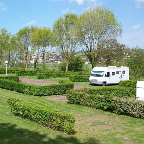 STAANPLAATS - Comfortpakket (1 tent, caravan of camper / 1 auto / 16A elektriciteit)