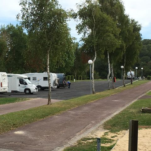 EMPLACEMENT - Aire de stationnement camping-car stabilisé  (il n'est pas possible d'installer de tentes ni de caravanes)