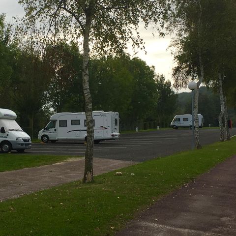 EMPLACEMENT - Aire de stationnement camping-car stabilisé  (il n'est pas possible d'installer de tentes ni de caravanes)