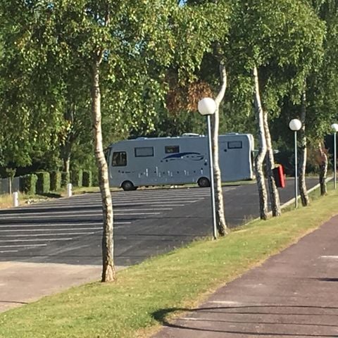 STAANPLAATS - Gestabiliseerde camperparkeerplaats (tenten en caravans zijn niet toegestaan)