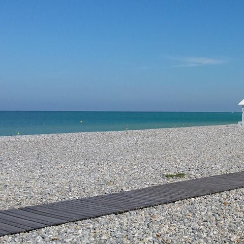 EMPLACEMENT - Aire de stationnement camping-car stabilisé  (il n'est pas possible d'installer de tentes ni de caravanes)