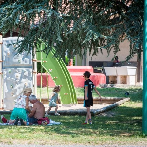 EMPLACEMENT - Forfait famille 2 adultes + 2 enfants de moins de 14 ans 4 pers