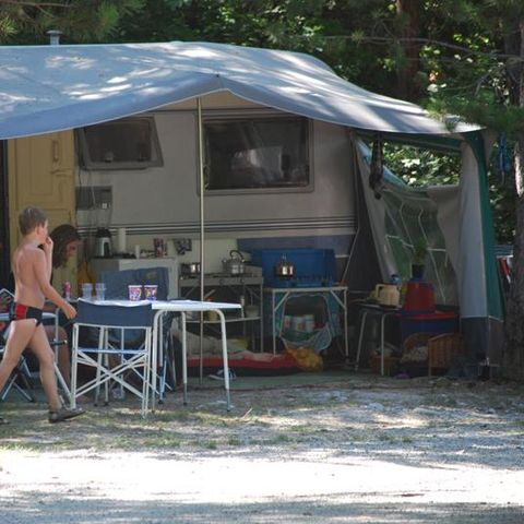 Kampeerplaats - Privilege pakket - Aan de rivier - elektriciteit 10A 2 pers