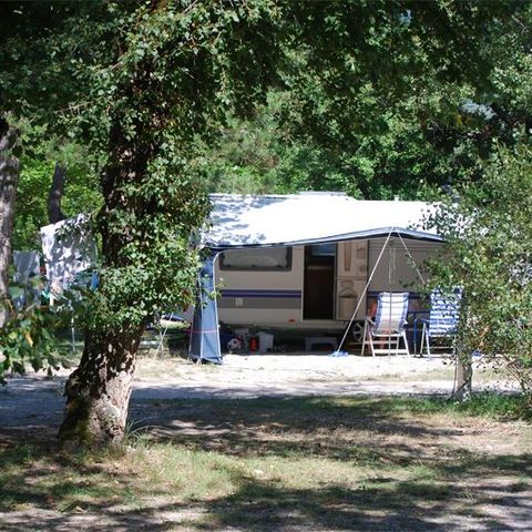 Kampeerplaats - Privilege pakket - Aan de rivier - elektriciteit 10A 2 pers