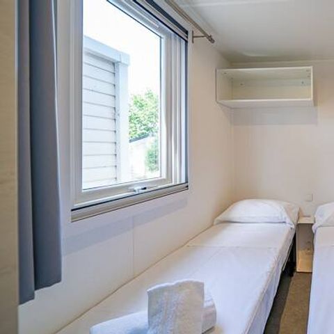 Stacaravan 4 personen - Comfort | 2 slaapkamers | 4 slaapplaatsen | Halfoverdekt terras | 1 badkamer | Airconditioning