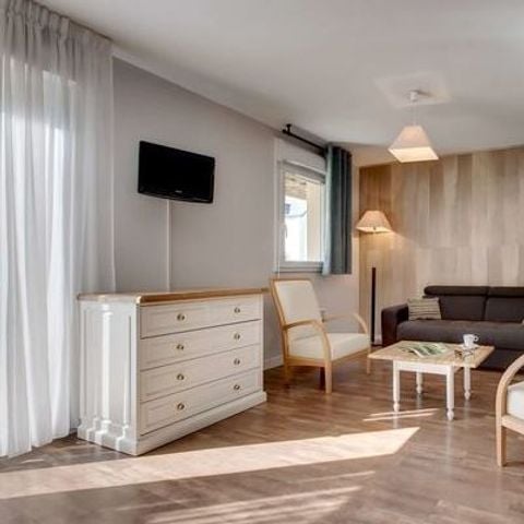 APARTMENT 4 people