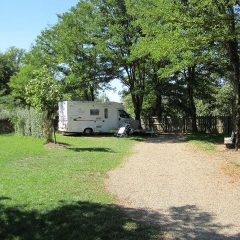 STAANPLAATS - Camper water + afvoer afvalwater / (elektrische aansluiting optioneel)