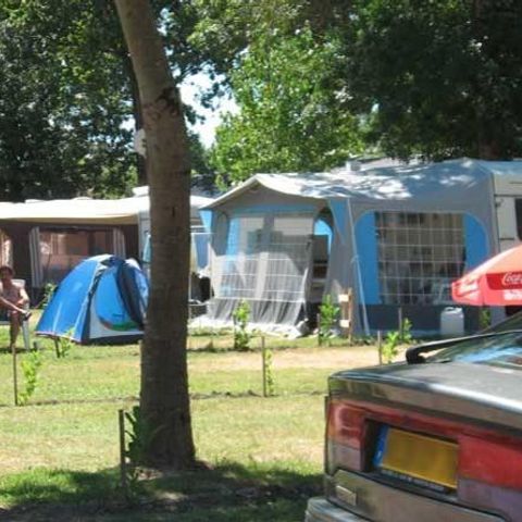 Kampeerplaats - Standplaats + 1 voertuig + tent of caravan (van 15u tot 12u) met elektriciteit 80 m².