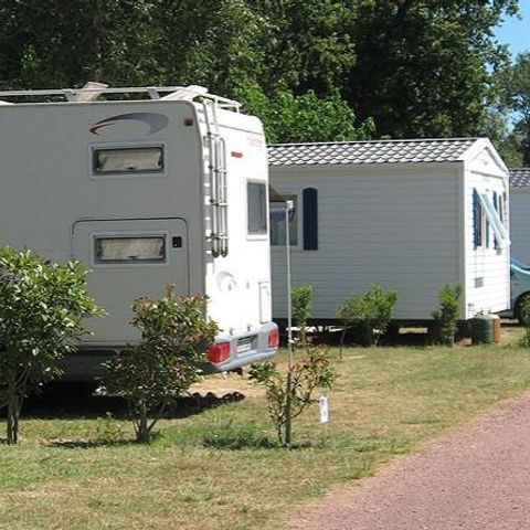 Kampeerplaats - Standplaats + 1 voertuig + tent of caravan (van 15u tot 12u) met elektriciteit 80 m².