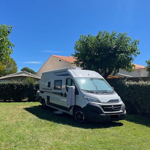 PLOT - Pitch + 1 vehicle + tent or caravan (from 3pm to 12am) with electricity 130 sq.m.