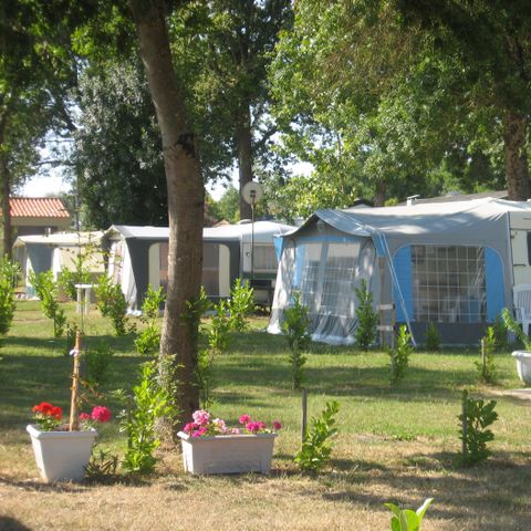 Kampeerplaats - Standplaats + 1 voertuig + tent of caravan (van 15u tot 12u) met elektriciteit 130 m².