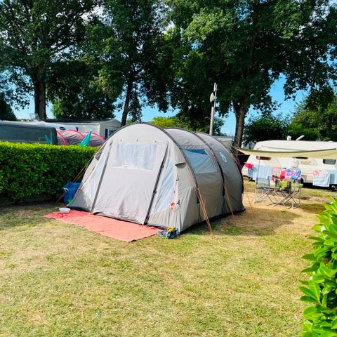 Kampeerplaats - Standplaats + 1 voertuig + tent of caravan (van 15u tot 12u) met elektriciteit 130 m².