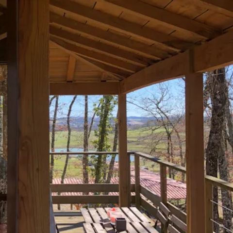 Accommodation 1/6 persons - Family perched cabin with jacuzzi in the woods