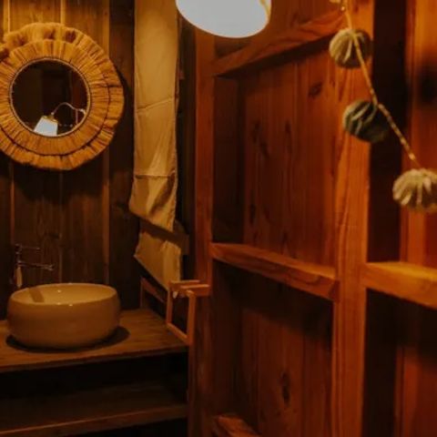 HÉBERGEMENT INSOLITE 6 personnes - Cabane et jacuzzi privatif 1/6 pers