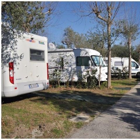 STAANPLAATS - STANDAARD: Caravan + auto + 3A elektriciteit