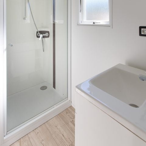 Stacaravan 4 personen - COMFORT - 2 Slaapkamers - TV - met half-overdekt terras