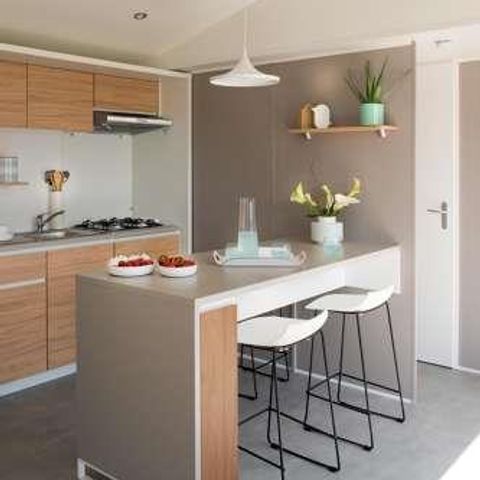 Stacaravan 4 personen - PREMIUM - 2 slaapkamers - TV - met overdekt terras - vaatwasser 1/4 pers