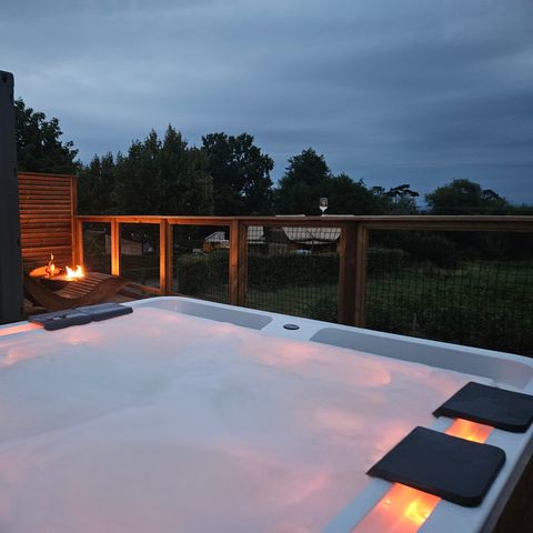 Kampeerplaats - Premium standplaats + (fietsverhuur + toegang tot wellness)