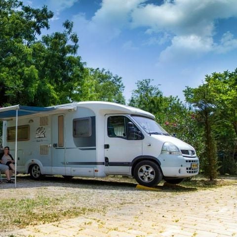 Kampeerplaats - Grote Standplaats - 60m² - Auto