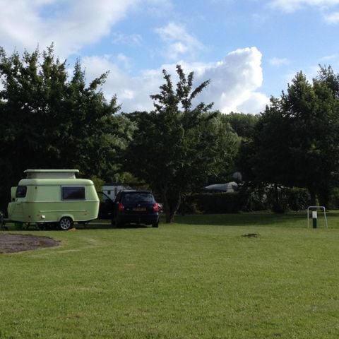 Kampeerplaats - Comfortpakket (1 tent, caravan of camper / 1 auto / 6A elektriciteit)