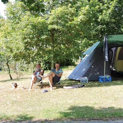 Kampeerplaats - Comfortpakket (1 tent, caravan of camper / 1 auto / 6A elektriciteit)