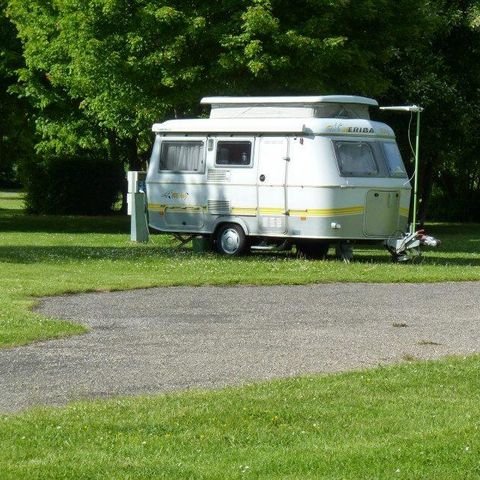 Kampeerplaats - Comfortpakket (1 tent, caravan of camper / 1 auto / 6A elektriciteit)