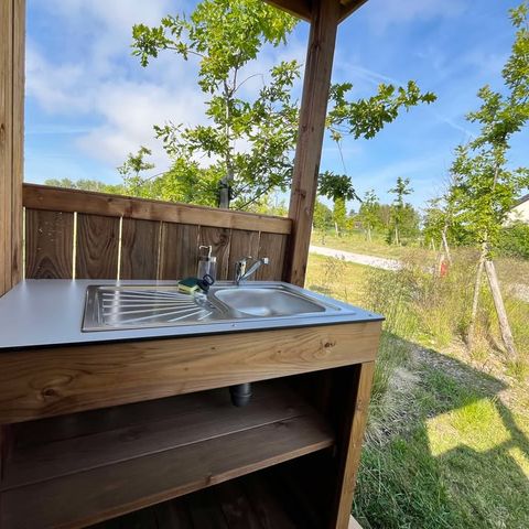 Kampeerplaats - Luxe pakket - eigen badkamer (douche, wc, wastafel), buitenkeuken, elektriciteit