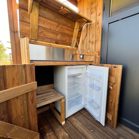 Kampeerplaats - Luxe pakket - eigen badkamer (douche, wc, wastafel), buitenkeuken, elektriciteit