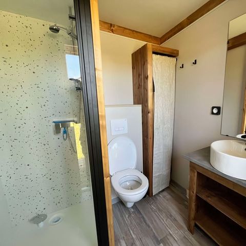Kampeerplaats - Luxe pakket - eigen badkamer (douche, wc, wastafel), buitenkeuken, elektriciteit