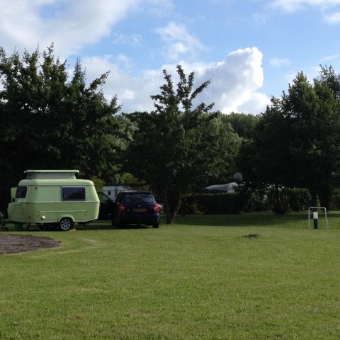 STAANPLAATS - Comfortpakket (1 tent, caravan of camper / 1 auto / 6A elektriciteit)