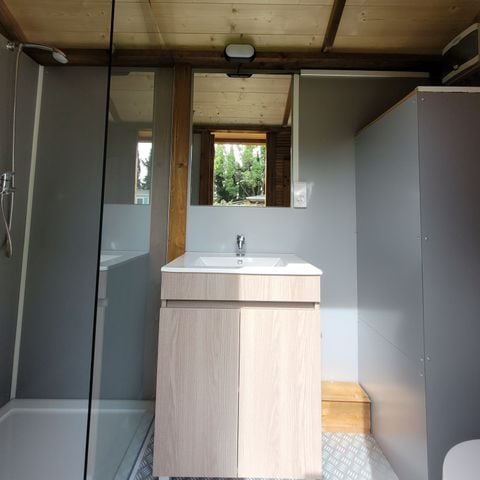 Pitch - Premium Package: Freecamp Originale with sanitary facilities and kitchen with dishes