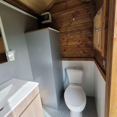 Kampeerplaats - Premium pakket: Freecamp Originale met sanitair en keuken met vaatwerk