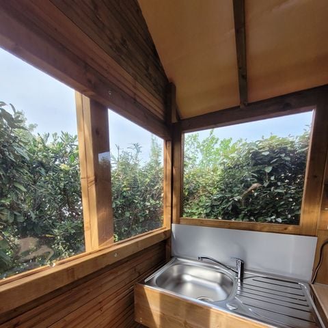 EMPLACEMENT - Forfait Premium : Freecamp Originale avec sanitaires et cuisine avec vaisselle