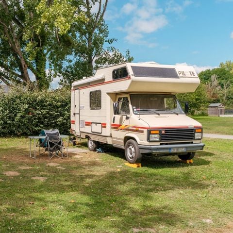 Pitch - Comfort package (1 tent, caravan or motor home / 1 car / 16A electricity)