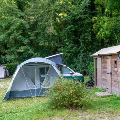 Emplacement - NOUVEAUTE : Forfait Premium 16A équipé d'une Freecamp - Cabane avec sanitaires