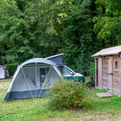 Stellplatz - NEU: Premium-Paket: Stellplatz 16A mit Freecamp ausgestattet (Hütte mit Sanitäranlagen)
