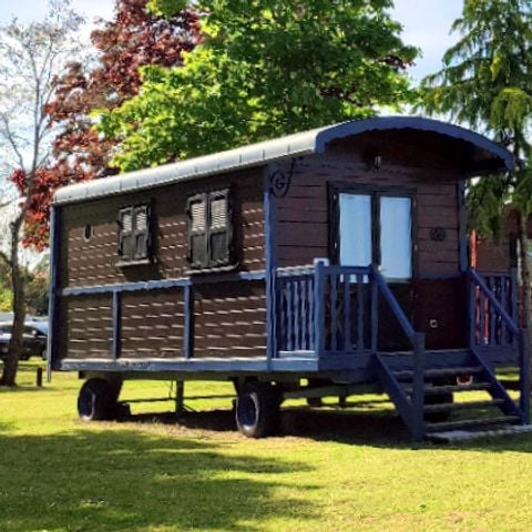 UNUSUAL ACCOMMODATION 4 people - ROULOTTE GITE (with kitchen) - 18 m² (437 sq ft)
