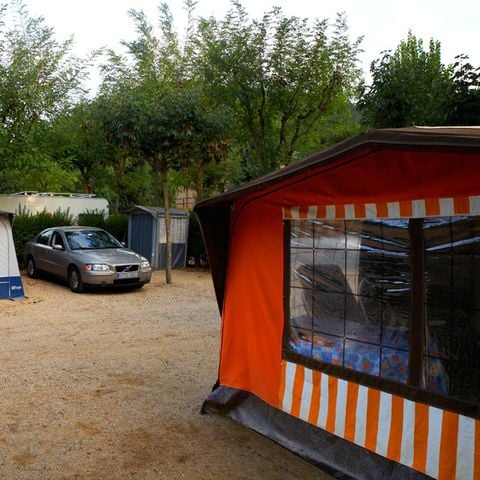 Kampeerplaats - STANDAARD LOCATIE met elektriciteit, water en afvoer