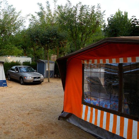 STAANPLAATS - STANDAARD LOCATIE met elektriciteit, water en afvoer