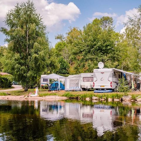 Kampeerplaats - Comfortpakket (1 tent, caravan of camper / 1 auto / 10A elektriciteit)