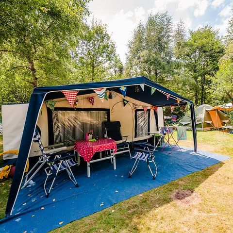 Kampeerplaats - Comfortpakket (1 tent, caravan of camper / 1 auto / 10A elektriciteit)