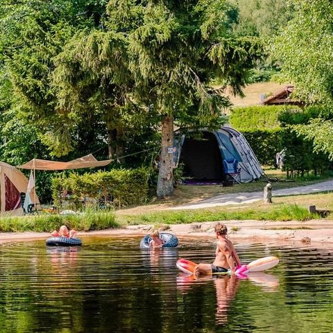 Kampeerplaats - Comfortpakket (1 tent, caravan of camper / 1 auto / 10A elektriciteit)
