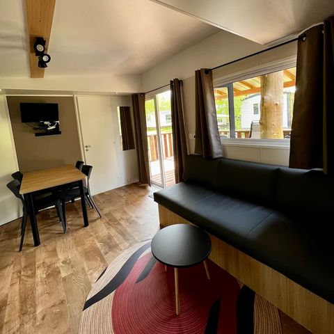 Mobilheim 6 Personen - Green HomeFlower Premium 35m² (3Sch - 6Pers.) + Halbüberdachte Terrasse + TV + LV