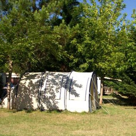 Kampeerplaats - auto + tent of caravan (elektriciteit inbegrepen)