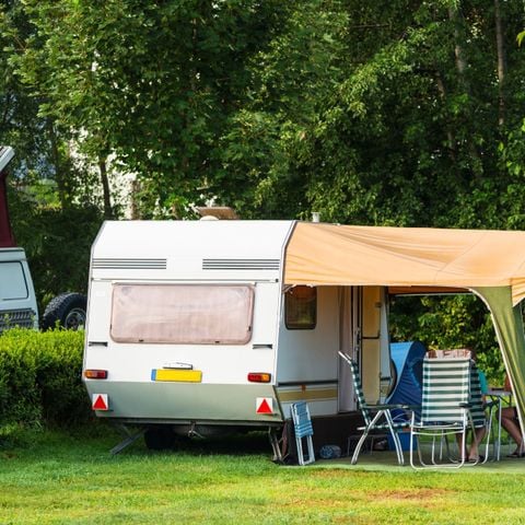 Kampeerplaats - auto + tent of caravan (elektriciteit inbegrepen)