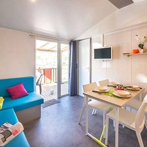 Stacaravan 4 personen - Stacaravan | Ultimate | 2 slaapkamers | 4 pers | Verhoogd terras | Jacuzzi | 2 badkamers | Airconditioning | TV